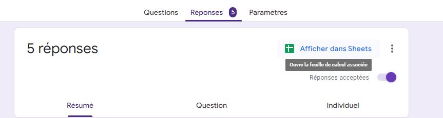 Un Google Forms utilisant un classeur Google Sheets associé pour stocker les réponses.