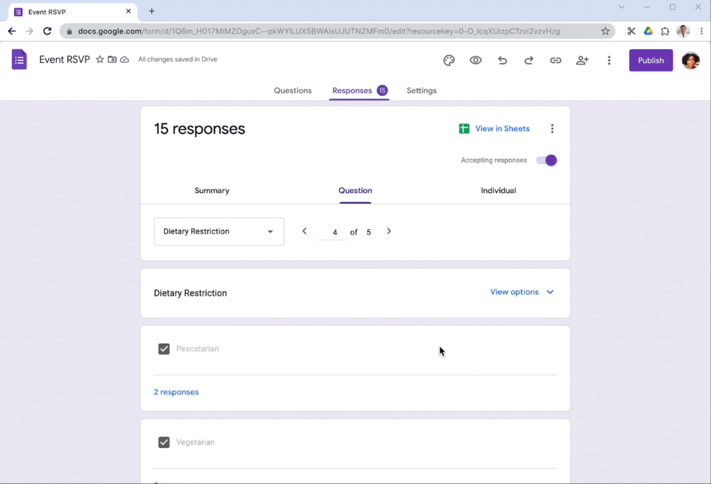 Afficher et structurer les données du formulaire Google sous forme de tableau dans Google Sheets.